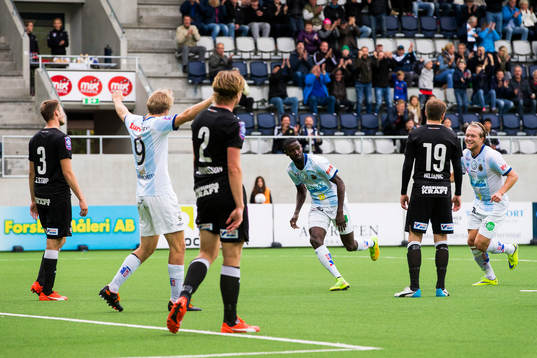 Gefles Dioh Williams och Anders Bååth-Sjöblom jublar efter 2-0