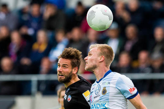 Helsingborgs Mikael Dahlberg i en nickduell med Gefles Robin Nilsson
