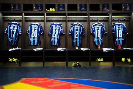 Djurgårdens omklädningsrum med tröjor som tillhör Tim