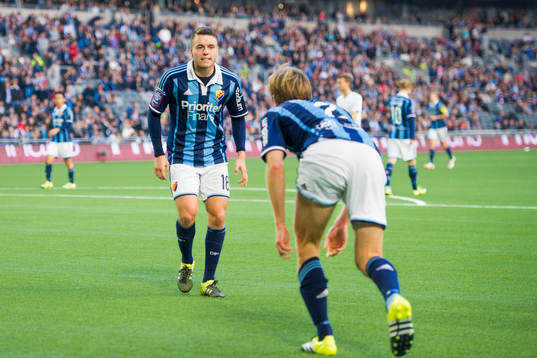 Djurgårdens Kerim Mrabti försöker peppa Jesper Arvidsson