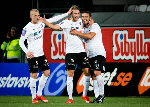 Martin Broberg jublar med Daniel Gustavsson och Nordin