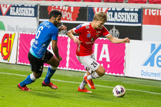 Kalmars Pär Ericsson tar sig förbi Halmstads Mohammed Ali