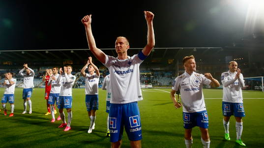 Norrköpings spelare med Andreas Johansson och Nicklas Bärkroth jublar tackar publiken