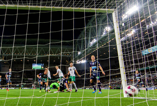 Hammarbys Jakob Orlov nickar in 1-0 bakom Gefles målvakt Emil Hedvall