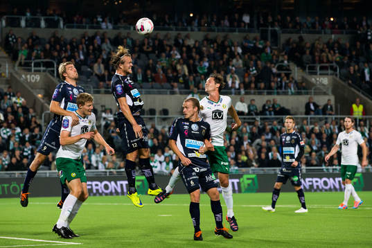 Gefles Johan Oremo, Anders Bååth-Sjöblom och Jesper Florén försvarar sig mot Hammarbys Lars Saetra  och Philip Haglund