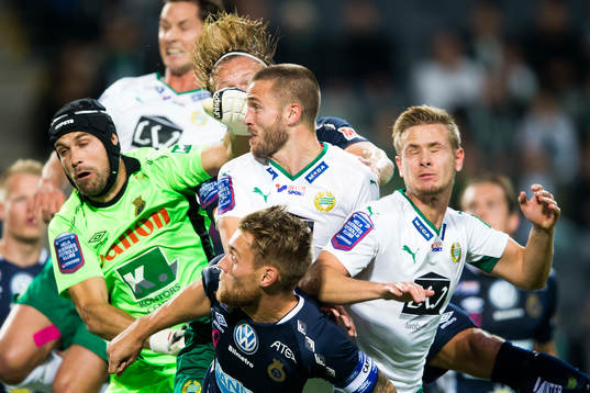 Gefles målvakt Emil Hedvall och David Fällman i en nickduell med Hammarbys Mats Solheim och Erik Israelsson