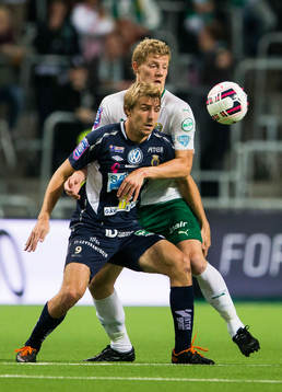 Gefles Johan Oremo i kamp om bollen med Hammarbys Lars Saetra