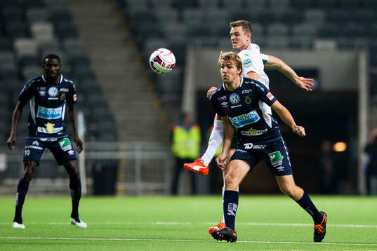 Hammarbys Richard Magyar i kamp om bollen med Gefles Johan Oremo