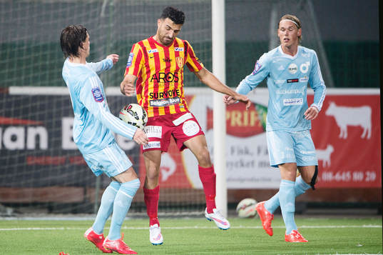 Degerfors Erik Jernberg och Hampus Zackrisson i kamp om