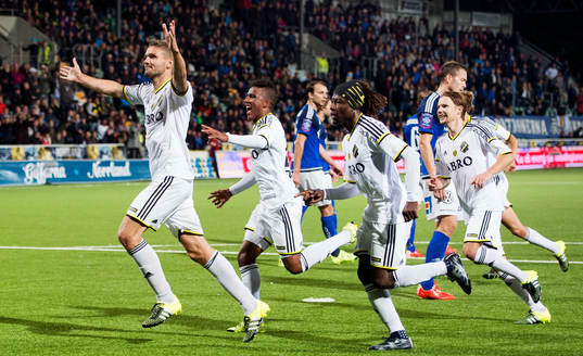 s Jos Hooiveld gör 0-2 och jublar med Niclas Eliasson, Mohamed Bangura, Johan Blomberg under fotbollsmatchen i Allsvenskan mellan GIF Sundsvall och AIK den 23 september 2015 i Sundsvall.