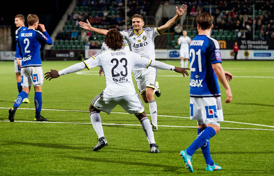 s Jos Hooiveld gör 0-2 och jublar med Mohamed Bangura under fotbollsmatchen i Allsvenskan mellan GIF Sundsvall och AIK den 23 september 2015 i Sundsvall.