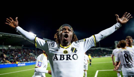 s Mohamed Bangura jublar under fotbollsmatchen i Allsvenskan mellan GIF Sundsvall och AIK den 23 september 2015 i Sundsvall.