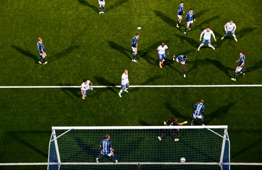 Norrköpings Emir Kujovic skjuter mål 4-2, bollen har