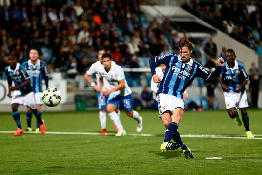 Djurgårdens Jesper Arvidsson skjuter Djurgårdens straff