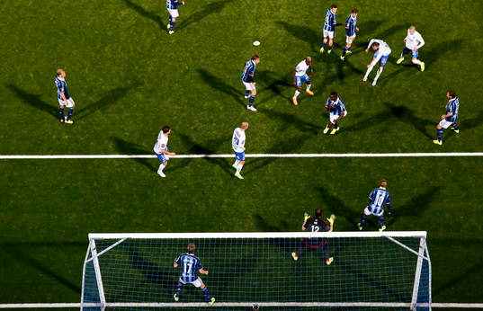 Norrköpings Emir Kujovic skjuter mål 4-2, bollen nuddar