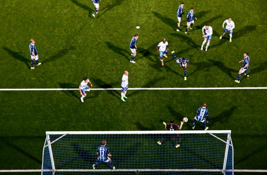 Norrköpings Emir Kujovic skjuter mål 4-2, bollen nuddar