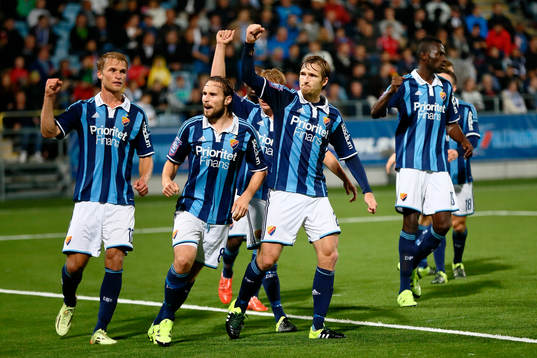 Djurgårdens Jesper Arvidsson, Kevin Walker med flera firar 2-2-målet som gjordes av Jesper Arvidsson på straff