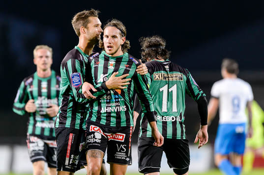 Varbergs David Johannesson jublar efter 2-0