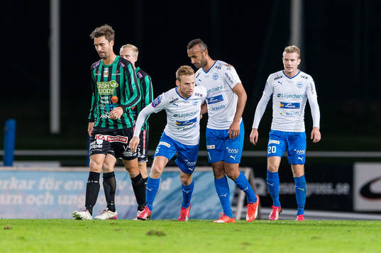 Värnamos Issam Jeball (mitten) har gjort 2-1 och jublar