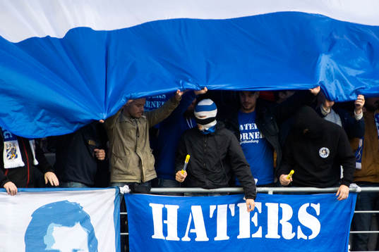 Maskerade personer i IFK Göteborgs klack innan en