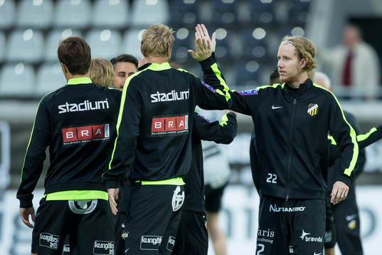 Häckens Samuel Gustafson och Michiel Hemmen innan fotbollsmatchen i Allsvenskan mellan Häcken och Åtvidaberg den 24 september 2015 i Göteborg.