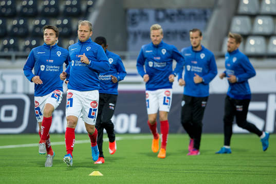 Åtvidabergs Kristian Bergström leder uppvärmningen innan