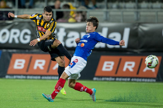 Häckens Paulo De Oliveira skjuter ett skott