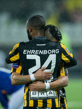Häckens René Makondele jublar ihop med Paulo De Oliveira efter sitt 3-0 mål