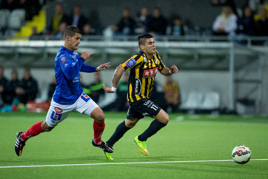 Åtvidabergs Mauricio Albornoz jagar Häckens Paulo De