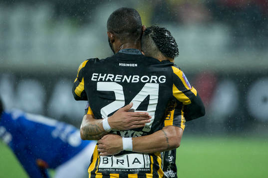 Häckens René Makondele jublar ihop med Paulo De Oliveira efter sitt 3-0 mål