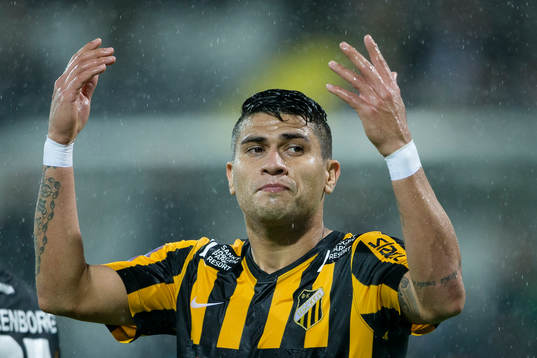 Häckens Paulo De Oliveira jublar efter René Makondeles 3-0