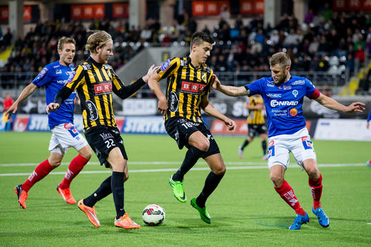 Häckens Alexander Jeremejeff klackar bollen till Samuel