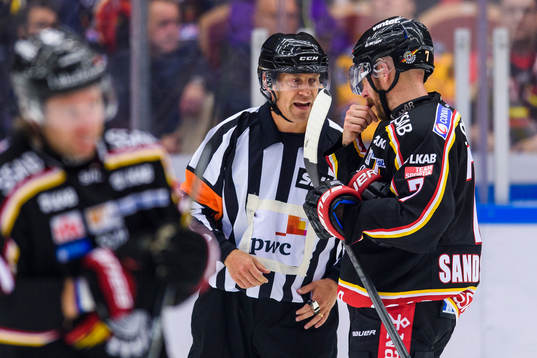 Domare Sören Persson pratar med Luleås Jan Sandström