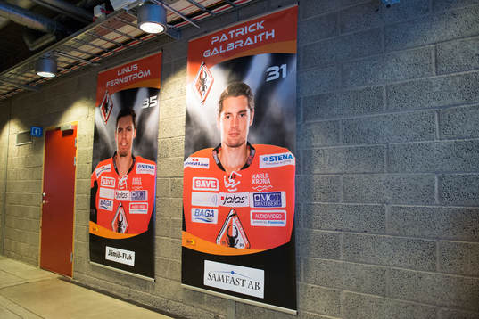 Vepor med spelare innan ishockeymatchen i SHL mellan