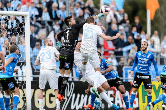 Halmstads målvakt Stojan Lukic boxar bort bollen