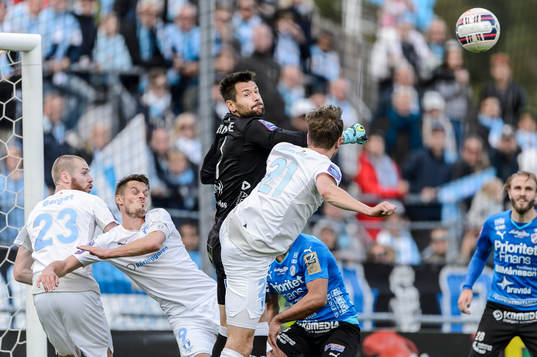 Halmstads målvakt Stojan Lukic boxar bort bollen