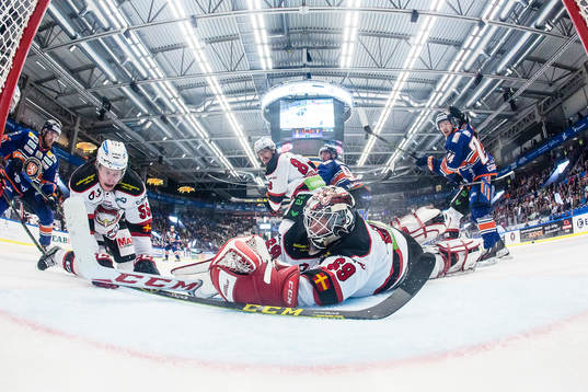 Malmö Redhawks målvakt Oscar Alsenfelt stoppar en puck