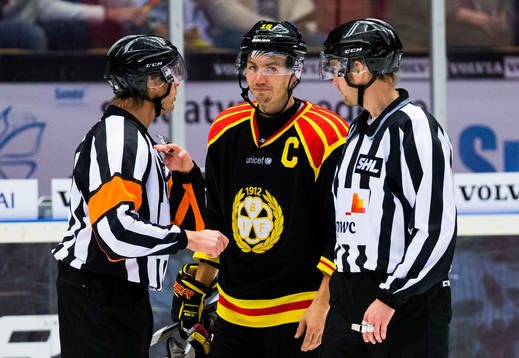 Domare Mikael Andersson talar med Brynäs Anton Rödin
