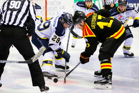 s Chris Abbott tekar mot Brynäs Pathrik Westerholm