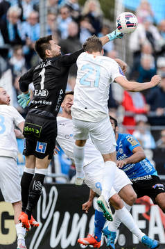 Halmstads målvakt Stojan Lukic boxar bort bollen
