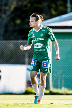 Ljungskiles Jonas Lindberg gör 1-0 och jublar