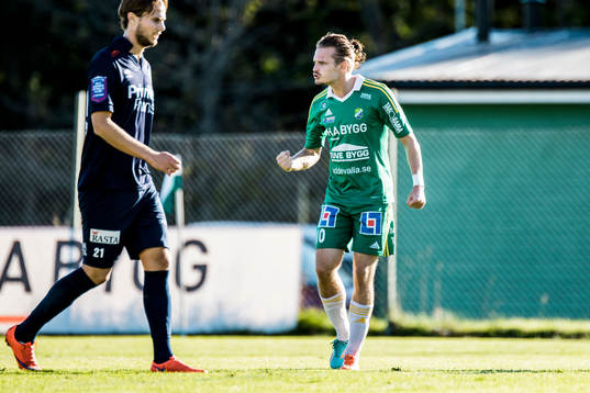 Ljungskiles Jonas Lindberg gör 1-0 och jublar