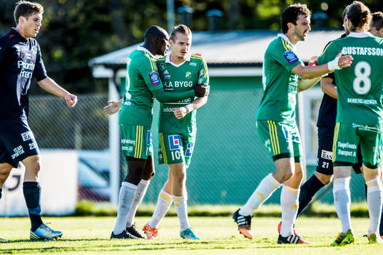 Ljungskiles Jonas Lindberg (nr 10) gör 1-0 och jublar