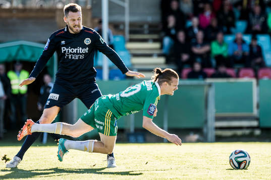 Utsiktens Anders Mogren fäller Ljungskiles Jonas Lindberg
