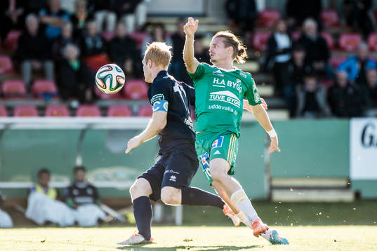 Utsiktens Robin Jonsson  före Ljungskiles Jonas Lindberg