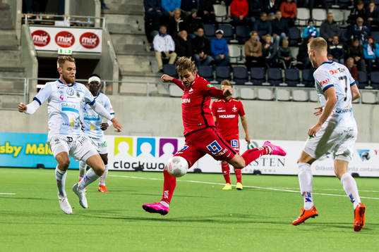 Norrköpings Christoffer Nyman laddar för skott Gefles