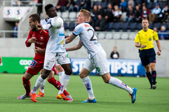 Gefles Kwame Bonsu ikapp med Norrköpings Emir Kujovic och Gefles Martin Rauschenberg   i fotbollsmatchen i allsvenskan mellan Gefle och Norrköping den 27 september i  Gävle.