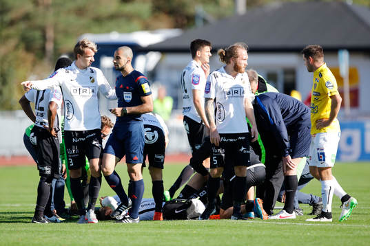 Häckens Ivo Pekalski ligger på marken