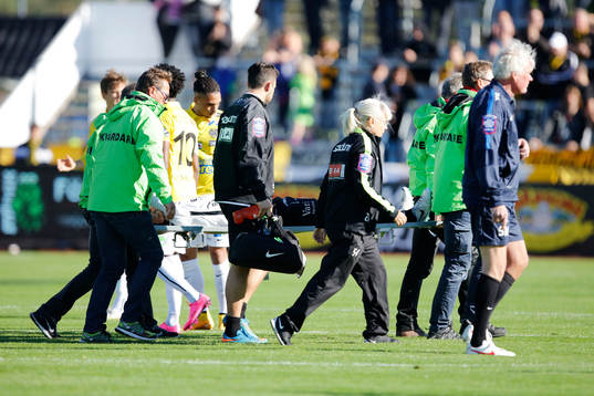 Häckens Ivo Pekalski bärs ut på bår