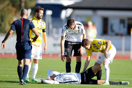 Häckens Ivo Pekalski ligger på marken